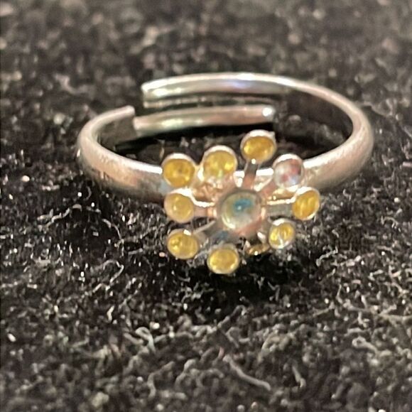 Size 2.5 adjustable silver tone yellow enamel daisy flower ring - Picture 2 of 7